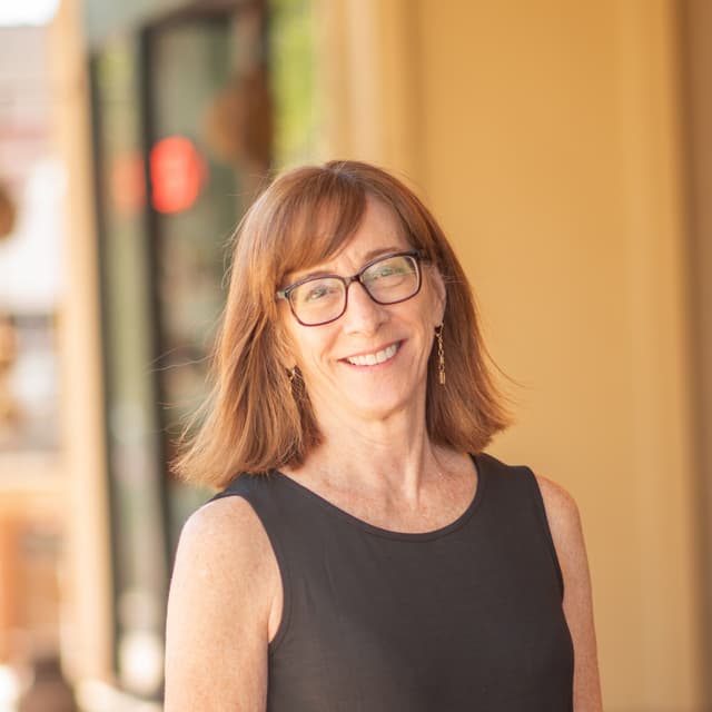 Betsy Bartholomew headshot